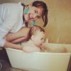 Hora do banho! Leticia Birkheuer em um momento íntimo com o filho ainda bebê 