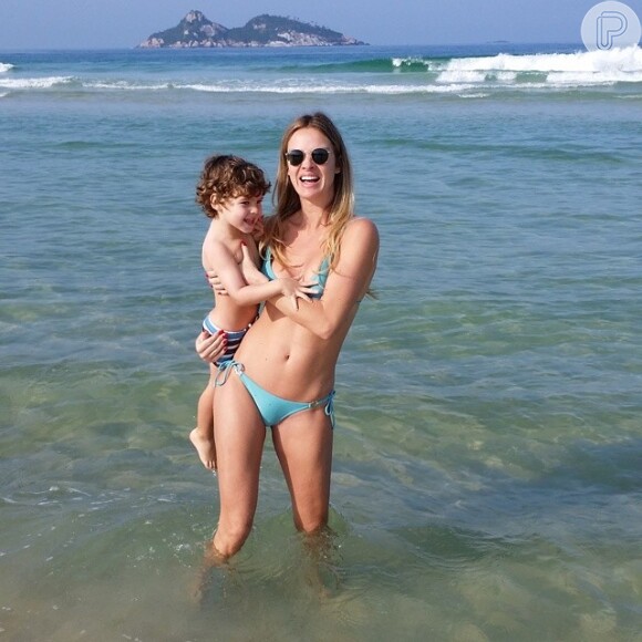 Leticia Birkheuer está sempre com o pequeno João Guilherme  na praia 