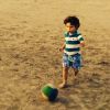 João Guilherme, filho de Leticia Birkheuer, jogando futebol na praia 