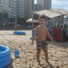 Leticia Birkheuer está sempre levando o filho, João Guilherme, para curtir a praia 