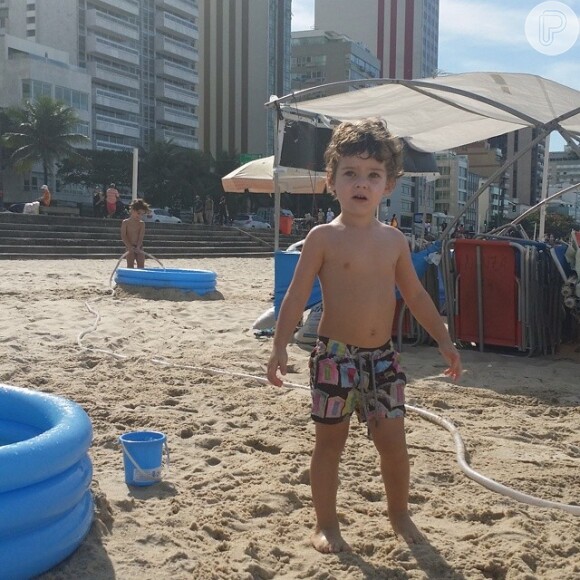 Leticia Birkheuer está sempre levando o filho, João Guilherme, para curtir a praia 