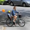 Leticia Birkheuer fazendo um passeiro de bicicleta com o filho, João Guilherme 
