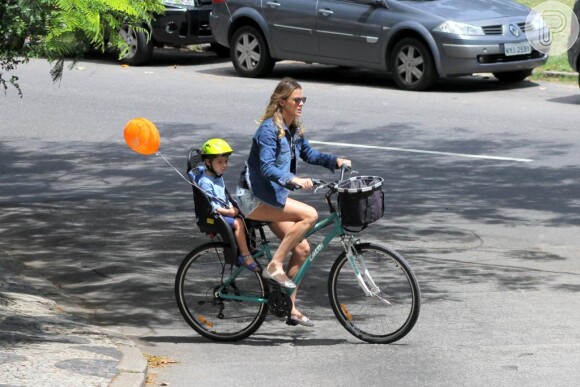 Leticia Birkheuer fazendo um passeiro de bicicleta com o filho, João Guilherme 