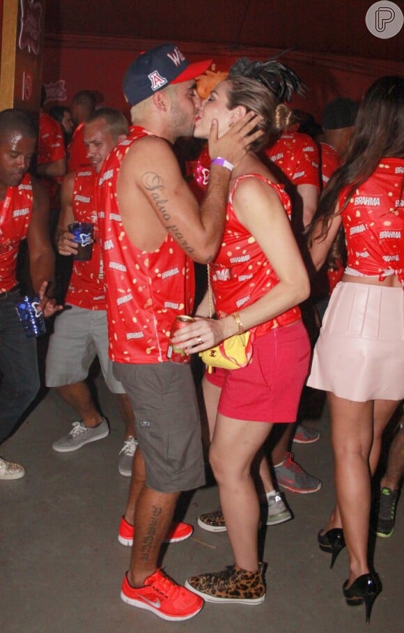 Luana Piovani e Pedro Scooby se enchem de beijos