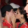 Thiago Martins e Paloma Bernardi beijam no camarote