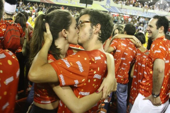 Wagner Santisteban e Mariana Molina trocam beijos apaixonados
