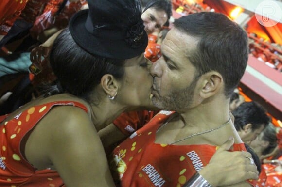 Samanta Schmütz e Michael mostram que se amam com um beijão