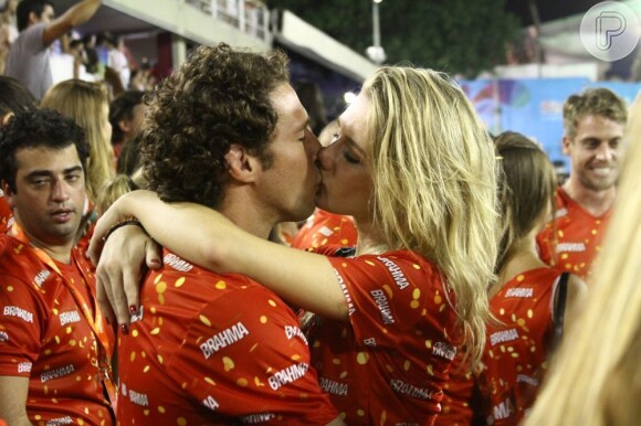 Fiorella Mattheis é beijada pelo namorado Flávio Canto