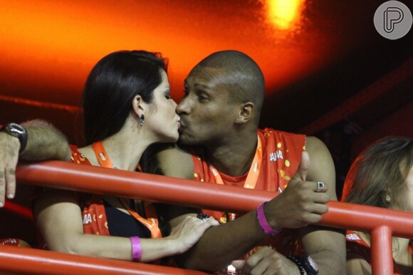 Samara Felippo e o marido, Leandrinho Barbosa, dão beijinho na Sapucaí