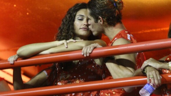 Desfile das Campeãs do Carnaval 2013: veja os famosos que beijaram na folia