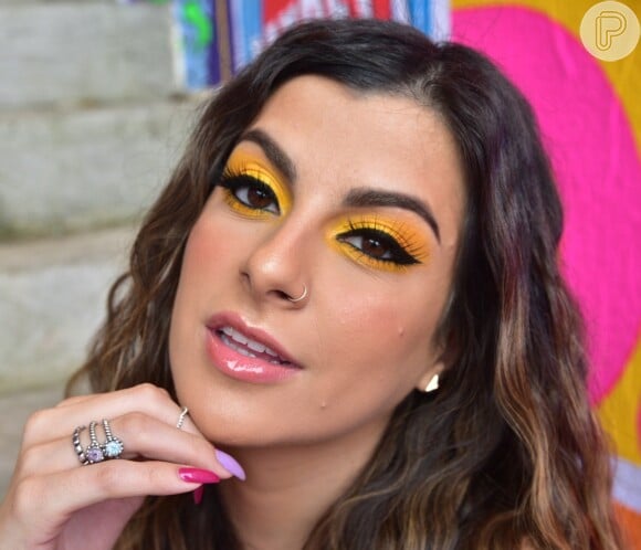 Maquiagem colorida em alta: Nah Cardoso apostou no amarelo em toda a pálpebra destacando bem o olhar. Ela complementou a produção com bronzer a gloss