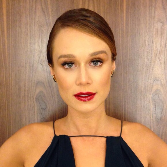 Mariana Ximenes abandonou o cabelo castanho e agora está ruiva