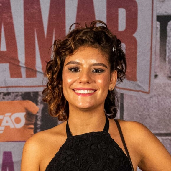 Dora de Assis é Raíssa em 'Malhação - Toda Forma de Amar'. A atriz optou por uma pantacourt bem ampla e listrada com blusa de renda preta e sandália sporty.