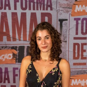 Giulia Bertolli é Meg em 'Malhação - Toda Forma de Amar'. A atriz elegeu um vestido soltinho, com um caimento que destacava sua silhueta com print floral e fundo preto, a cara do outono