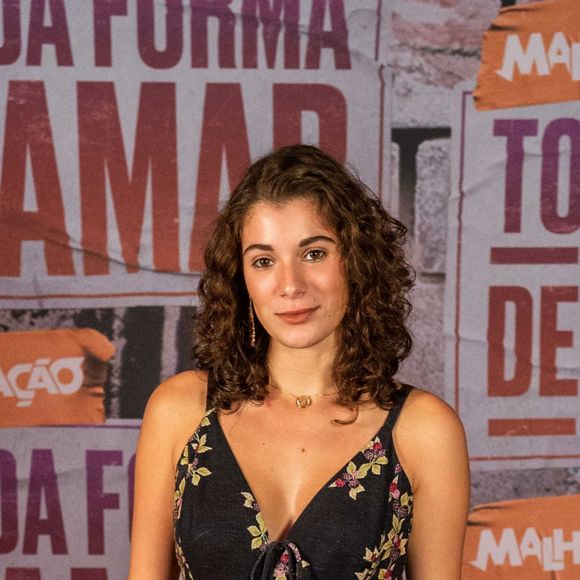 Giulia Bertolli é Meg em 'Malhação - Toda Forma de Amar'. A atriz elegeu um vestido soltinho, com um caimento que destacava sua silhueta com print floral e fundo preto, a cara do outono