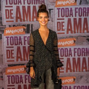 Alanis Guillen sera Rita em 'Malhação - Toda Forma de Amar'. A atriz escolheu uma blusa de manga longa assimétrica, calça pantacourt plissada e metalizada e botinha para dar uma pegada mais urbana ao visual