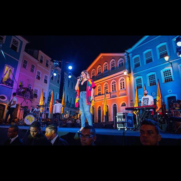 Marília Mendonça elegeu um quimono com cores vibrantes que é trend