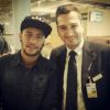Simpático, Neymar posa com funcionário em aeroporto antes de embarcar para Pequim