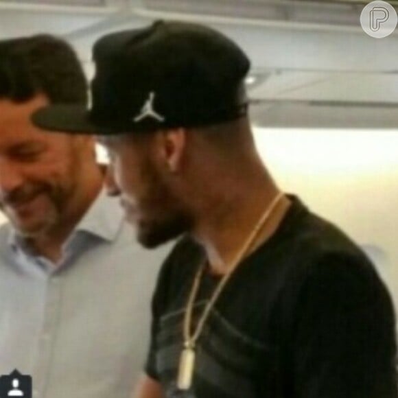 Neymar é fotografado indo se sentar no avião, com destino para Pequim, na China