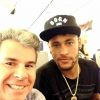 Neymar é flagrado em avião viajando para China, junto com Messi, nesta segunda-feira, 6 de outubro de 2014