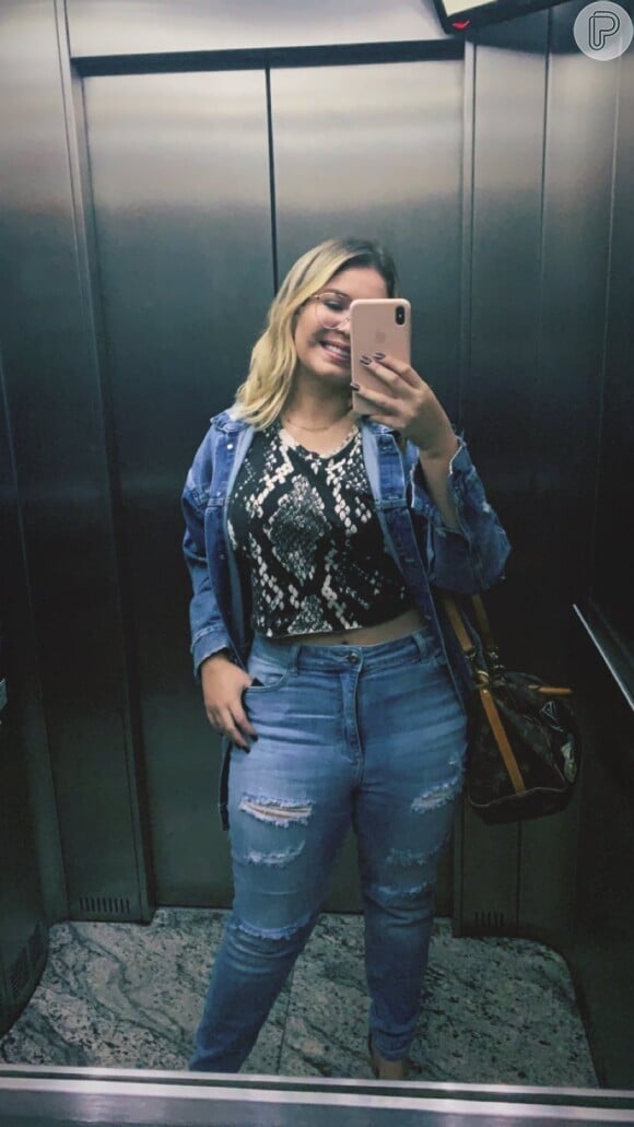 Destroyed jeans e snake print: Marilia Mendonça elegeu trends em look nesta quinta-feira, 11 de abril de 2019