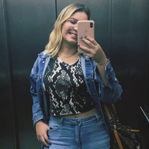 Destroyed jeans e snake print: Marilia Mendonça elegeu trends em look nesta quinta-feira, 11 de abril de 2019