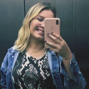 Marilia Mendonça combinou destroyed jeans com baby look com estampa de cobra