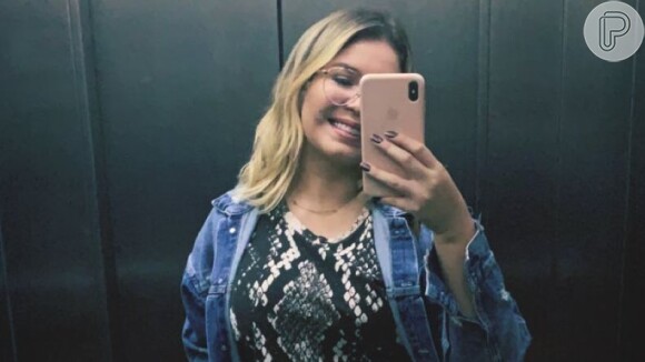 Marilia Mendonça combinou destroyed jeans com baby look com estampa de cobra