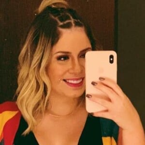 Marilia Mendonça valoriza nova silhueta com look decotado neste domingo, dia 14 de abril de 2019