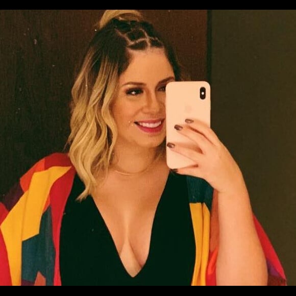 Marilia Mendonça valoriza nova silhueta com look decotado neste domingo, dia 14 de abril de 2019