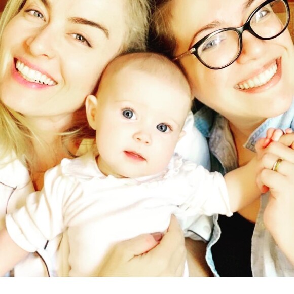 Angélica posa com a sobrinha, Nathalia, e a sobrinha-neta, Bela, em foto