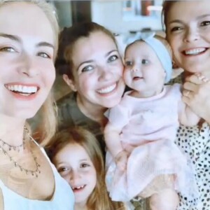 Eva chama a atenção por janelinha no dente ao lado da mãe, Angélica, em foto