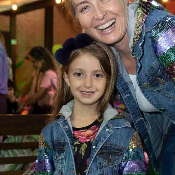 Filha de Angélica, Eva exibe janelinha em foto com a tia e as primas, em 14 de abril de 2019