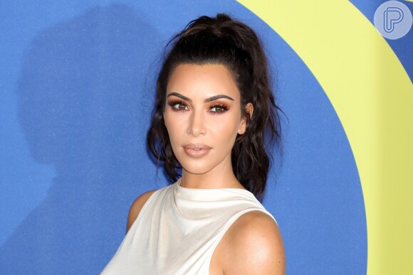 Os segredos da selfie perfeita: Kim Kardashian popularizou o contorno com seus traços bem marcados. Técnica de luz e sombras é muito comum em maquiagens artísticas