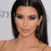 Os segredos da selfie perfeita: Kim Kardashian ama cílios volumosos e maquiagem em tons de nude para fotografar