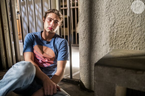 João (Rafael Vitti) ficou preso durante três anos por causa de Jerônimo (Jesuíta Barbosa) e se vingará do irmão na novela 'Verão 90'
