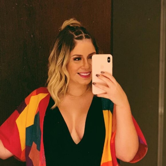 Marilia Mendonça adora usar um penteado meio preso com ondas nas pontas