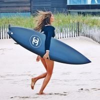 Gisele Bündchen fotografa para nova campanha da Chanel com prancha de surfe