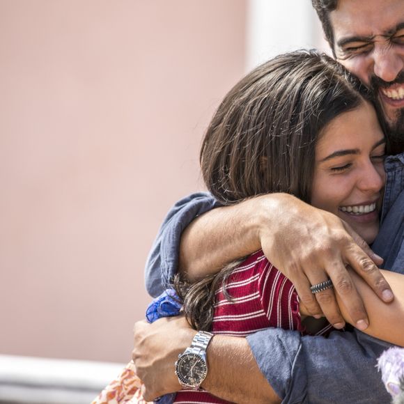 Jamil (Renato Góes) e Laila (Julia Dalavia) serão pegos de surpresa no dia de seu casamento na novela 'Órfãos da Terra'