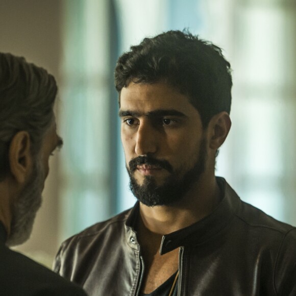 Jamil (Renato Góes) trabalhava para Aziz (Herson Capri) no Líbano na novela 'Órfãos da Terra'