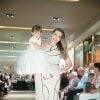 Bianca Castanho desfilou com a filha, Cecília, de 2 anos, para a marca infantil Upiá e Fabric&co no shopping Village Mall