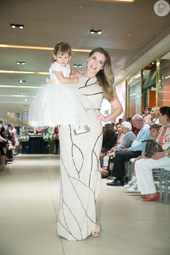 Bianca Castanho desfilou com a filha, Cecília, de 2 anos, para a marca infantil Upiá e Fabric&co no shopping Village Mall