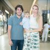 Cacá Bueno posa com o filho, Carlos Eduardo Bueno, e a mulher, Talita, nos bastidores do desfile da marca infantil Upiá e Fabric&co, no shopping Village Mall, Rio de Janeiro