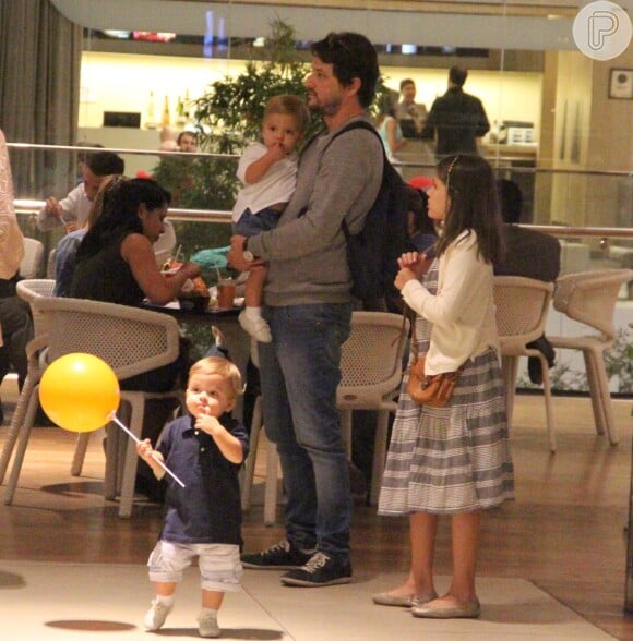 Marcelo Serrado circulou pelo shopping em seguida com os três filhos