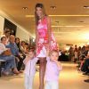 Roberta Fernandes, mulher de Marcelo Serrado, desfilou de mãos dadas com os pequenos Felipe e Guilherme no shopping Village Mall, na Barra da Tijuca, Zona Sul do Rio de Janeiro