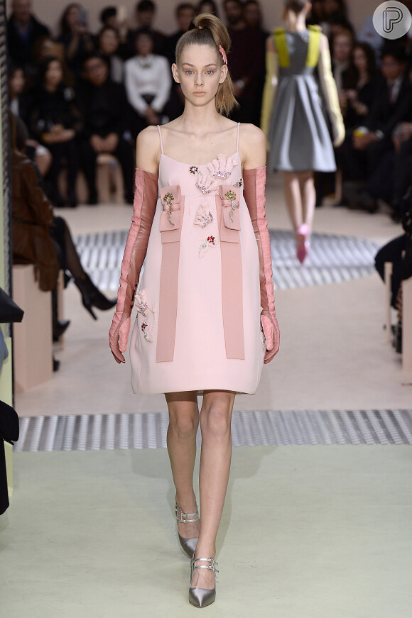Luvas no look é trend, desfile da Prada em 2015 com o acessório combinando com o vestido curto bem anos 60