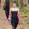 Luvas no look é trend: Kaia Gerber com luvas pink e little black dress no look