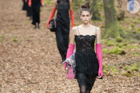 Luvas no look é trend: Kaia Gerber com luvas pink e little black dress no look