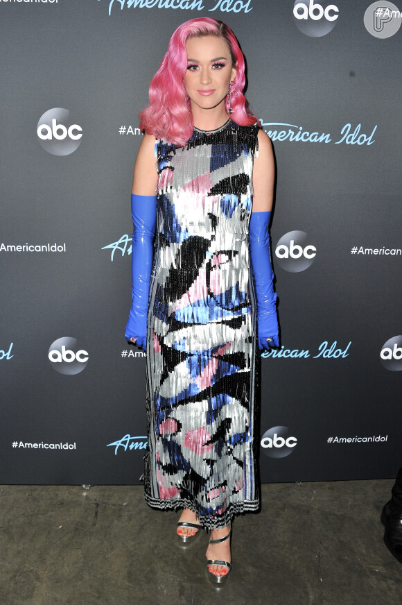 Luvas no look é trend, Katy Perry aposta em 'opera gloves' em tom de azul fazendo um color blocking com o cabelo em produção fashionista