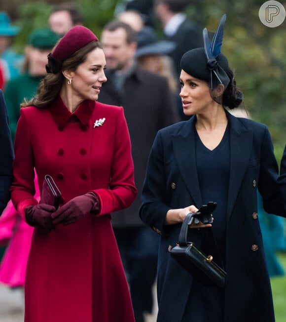 Luvas no look é trend e até Kate Middleton aderiu o acessório ao look. Meghan optou por não usar o item que tem toque fashionista. Já a rainha Elizabeth II sempre usa luvas